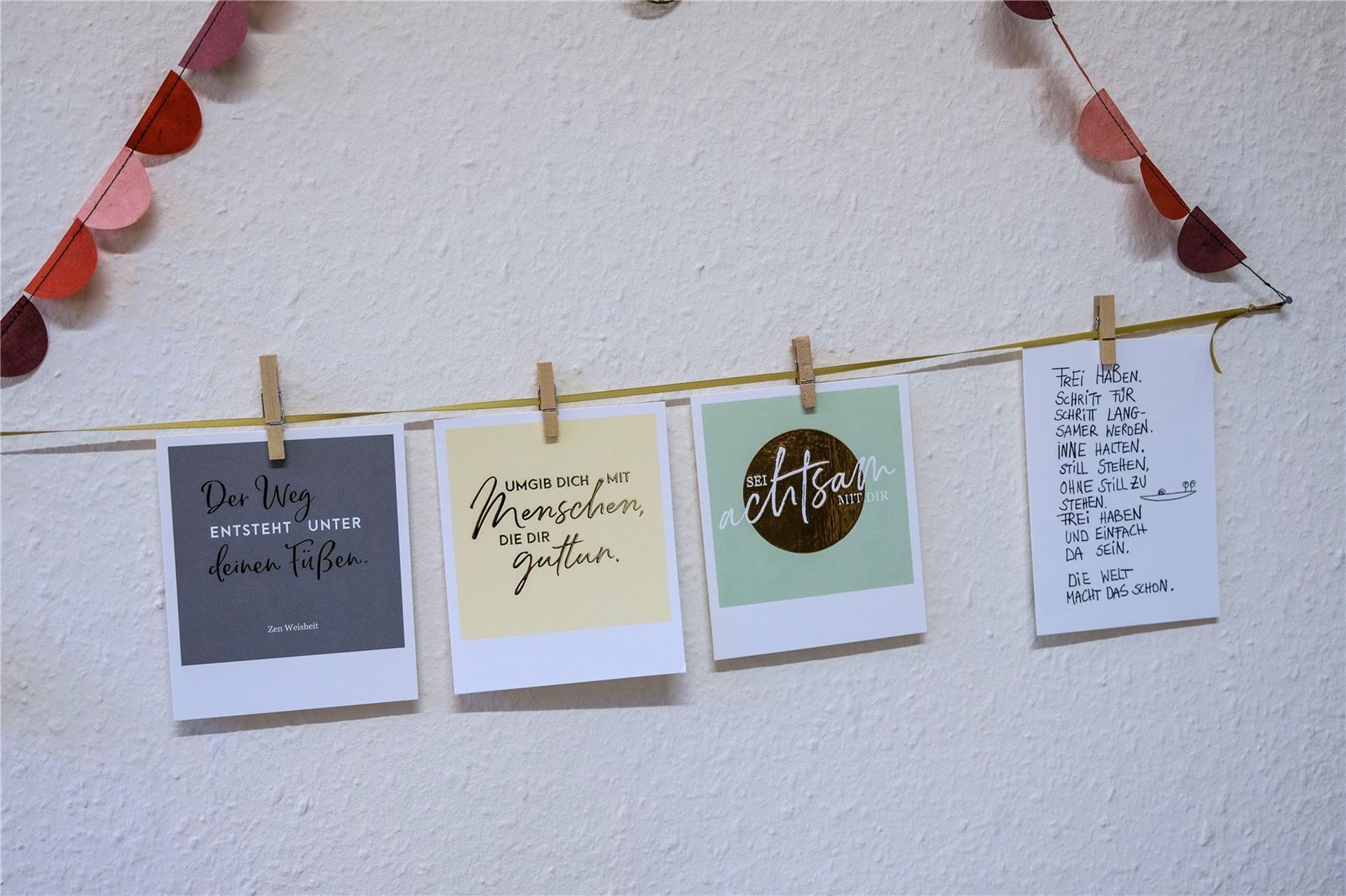 Schnur mit angeklammerten Sprüchen